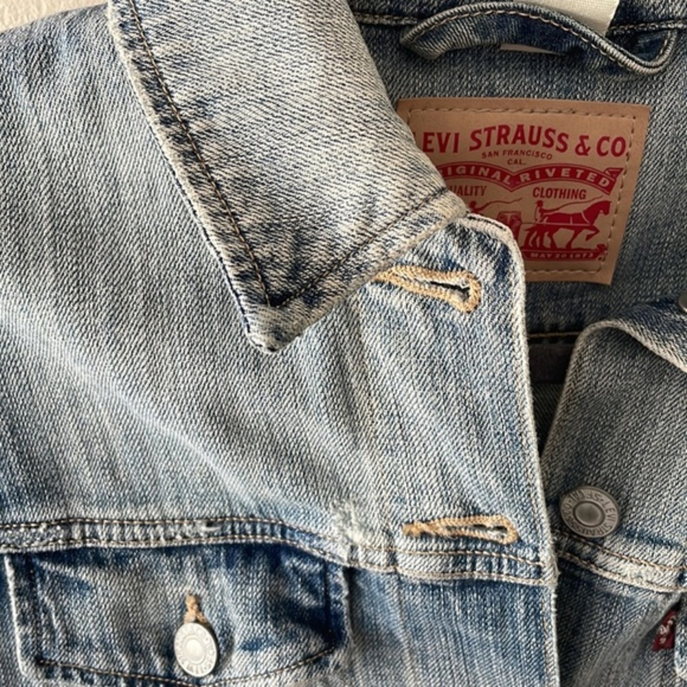 Levi's Light Wash Blue Denim Jacket - Picture 5 of 8